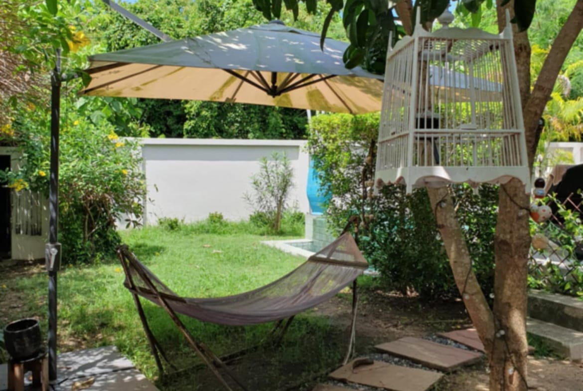 À VENDRE : ADORABLE VILLA TROPICALE, HUA THANON PROCHE PLAGE